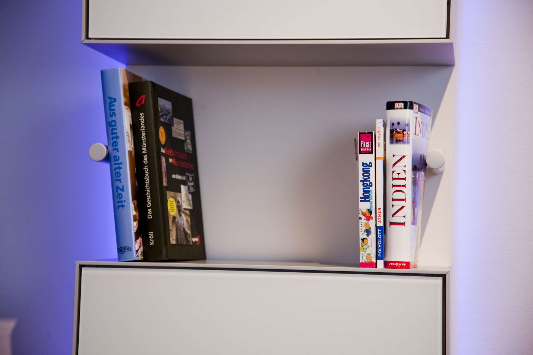 Wohnzimmer Wandregal mit Buchstütze