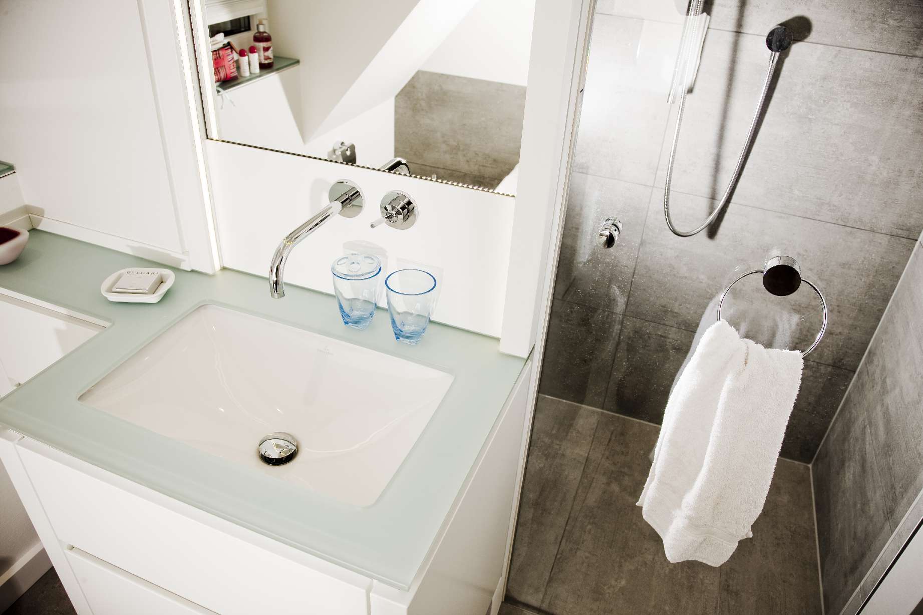 eingebauter Waschtisch und Duschkabine