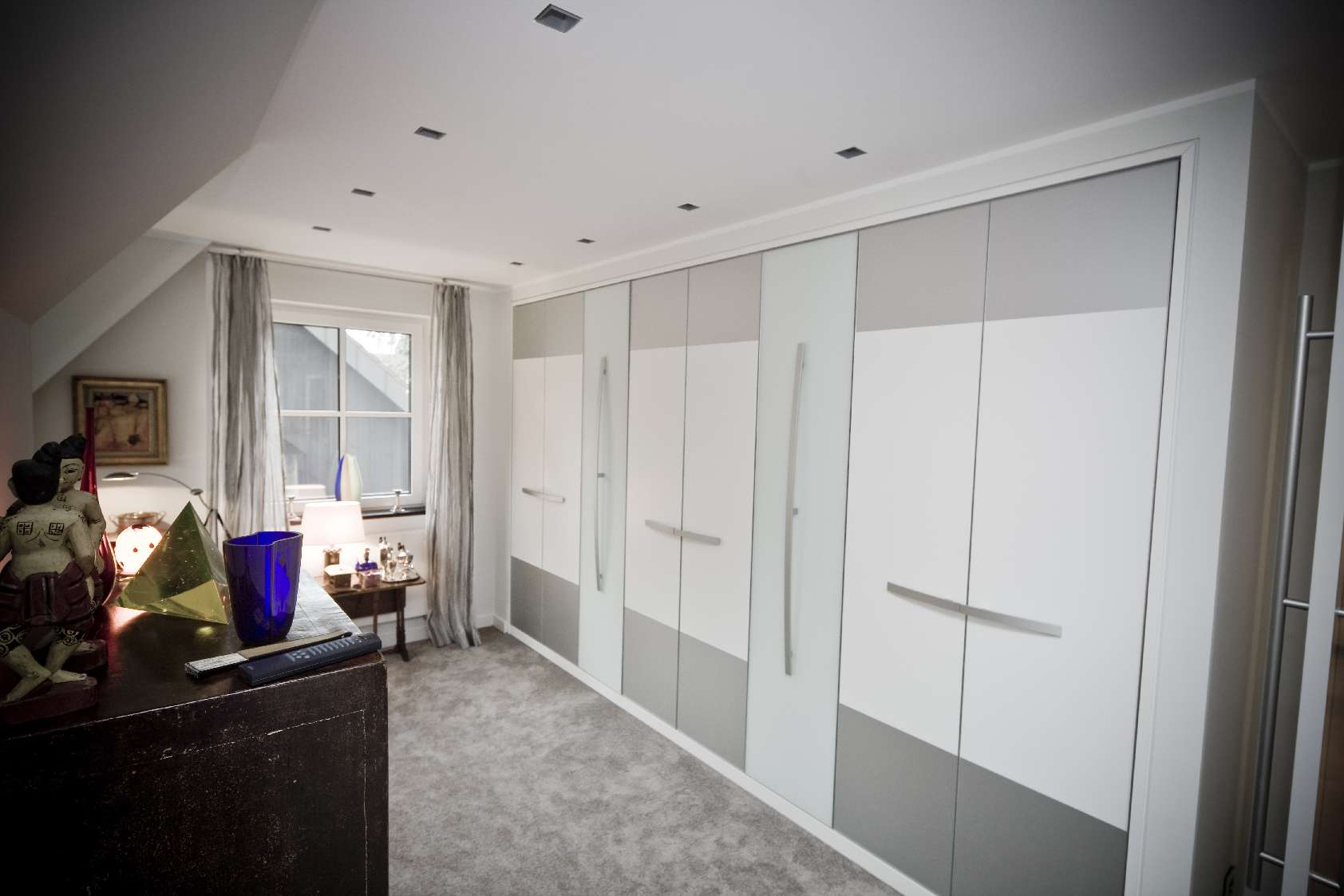 Master Schlafzimmer mit eingebautem Kleiderschrank