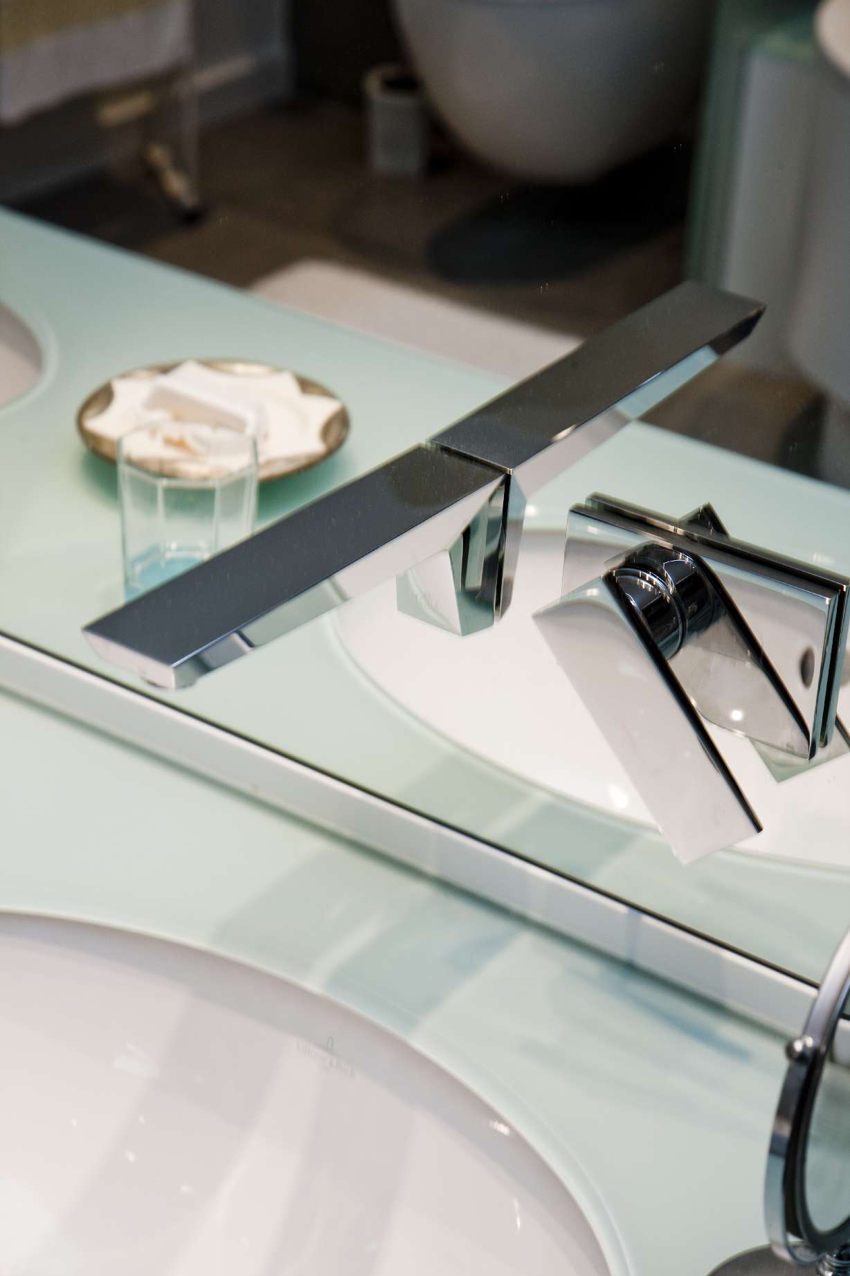 Wandspiegel mit integriertem Wasserhahn Badezimmer