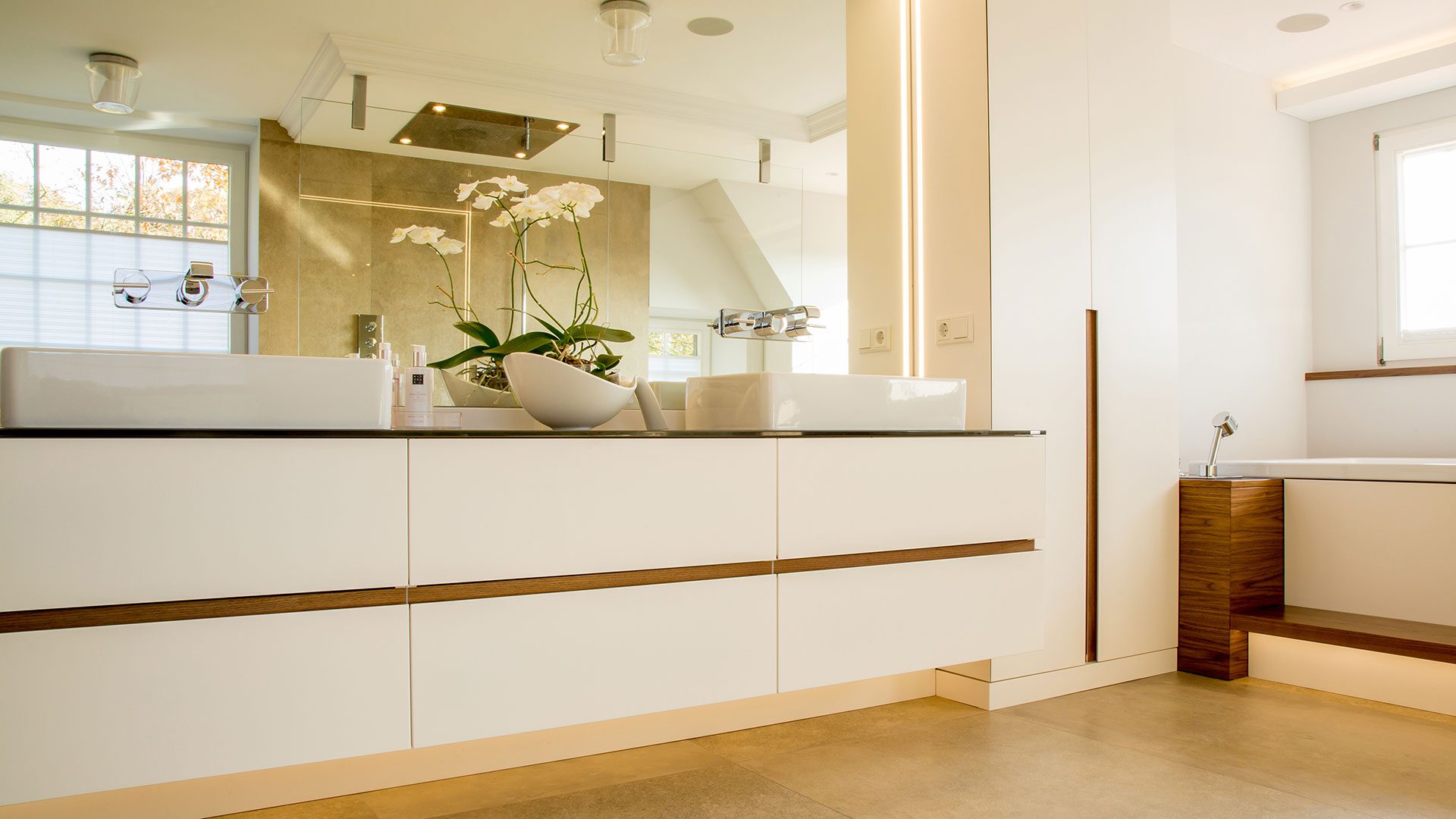 Frei schwebender Waschtisch mit zwei Waschbecken