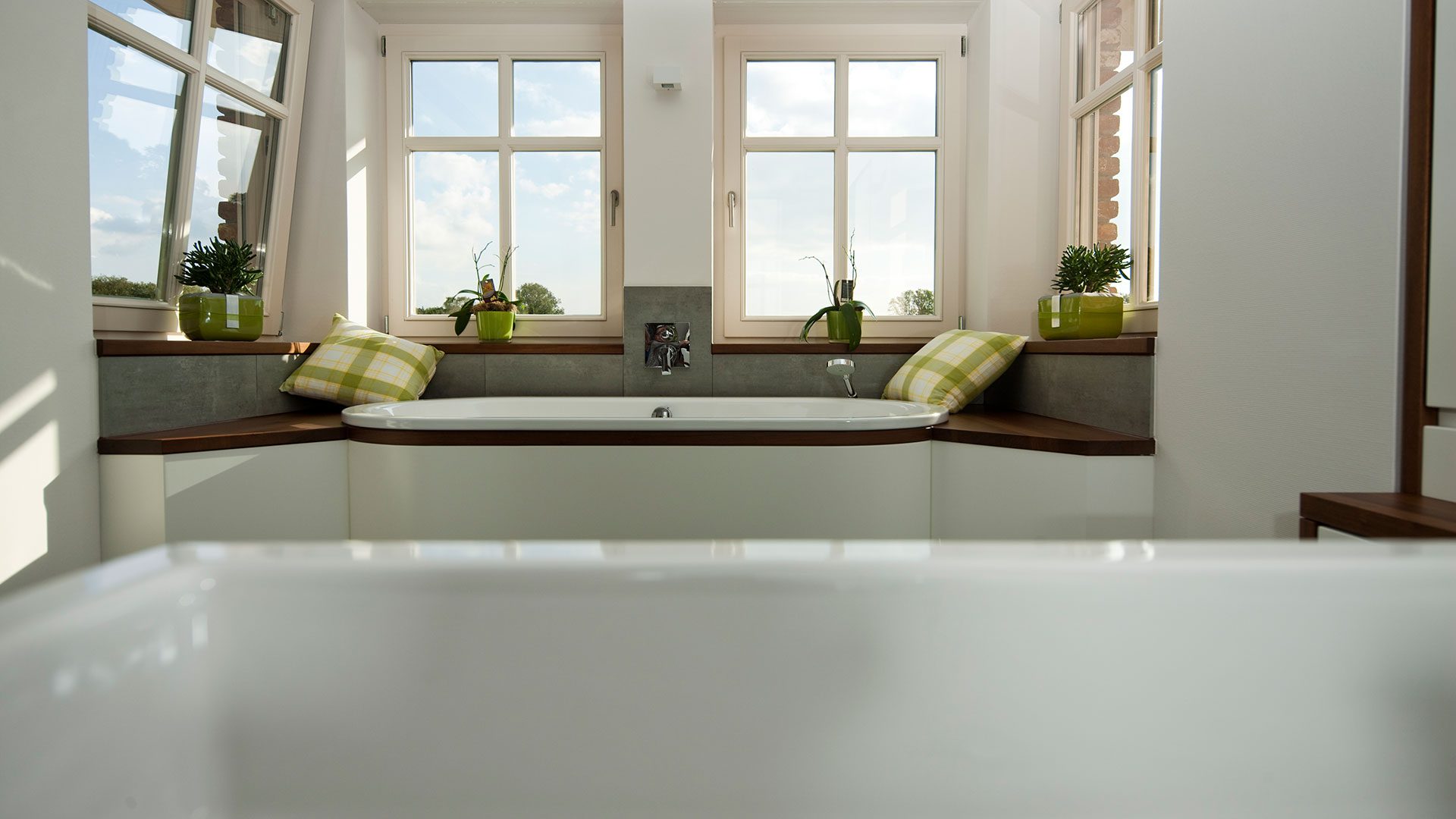 Voll integrierte Badewanne mit Ausblick