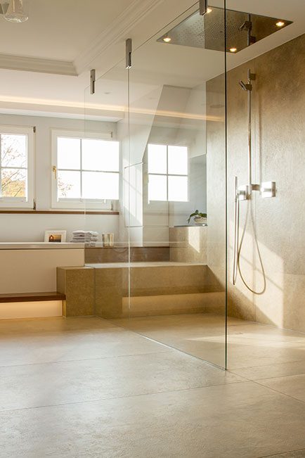 Regendusche mit Glaswandelementen