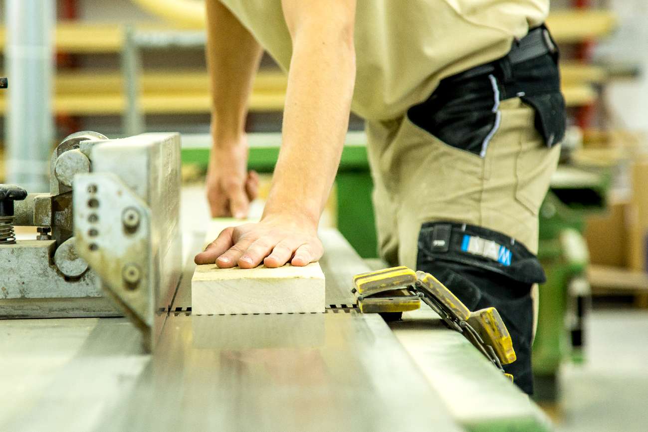 Tischler bei der Arbeit in der Speckemeyer-Werkstatt