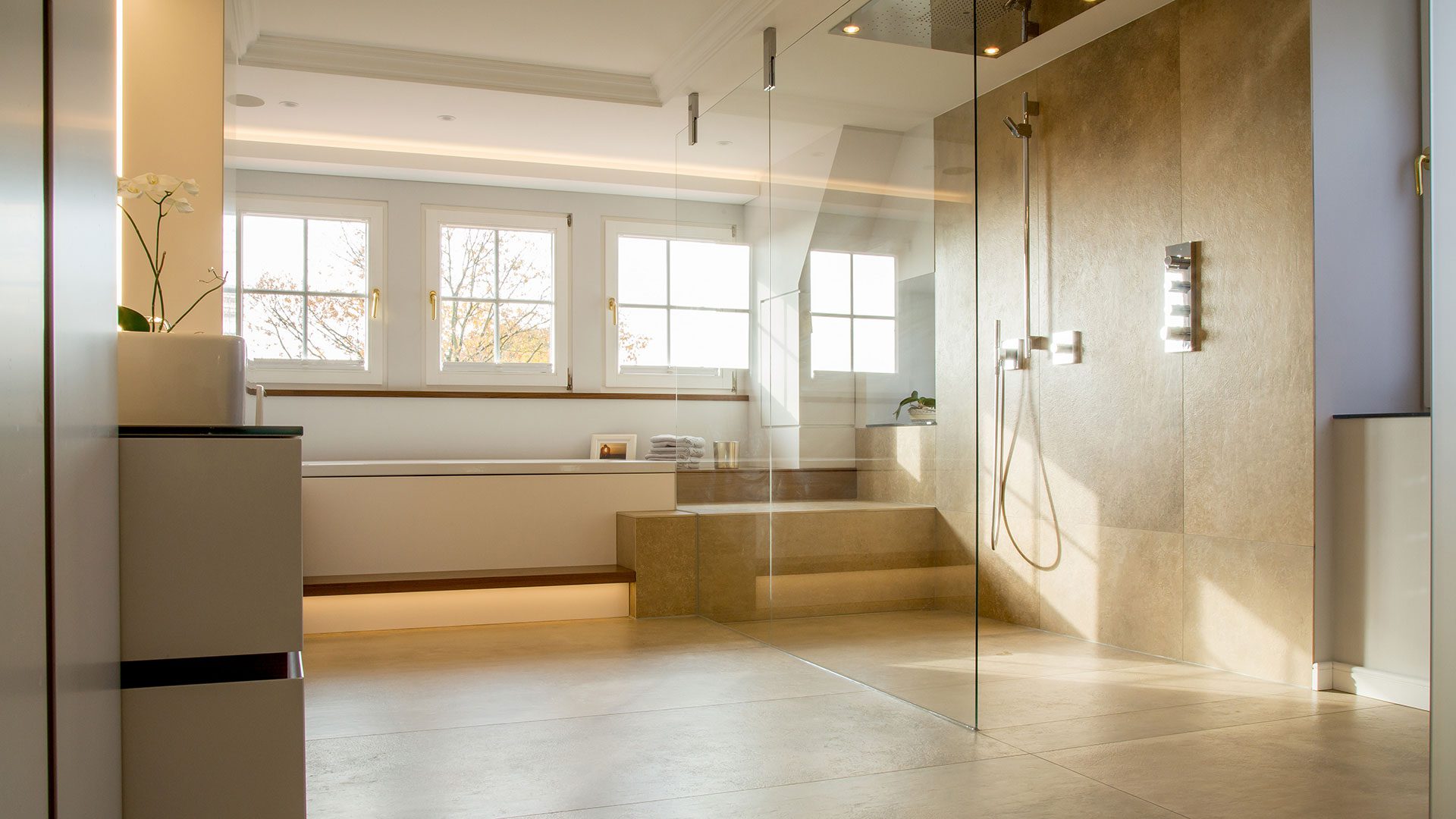 Masterbadezimmer mit Regendusche